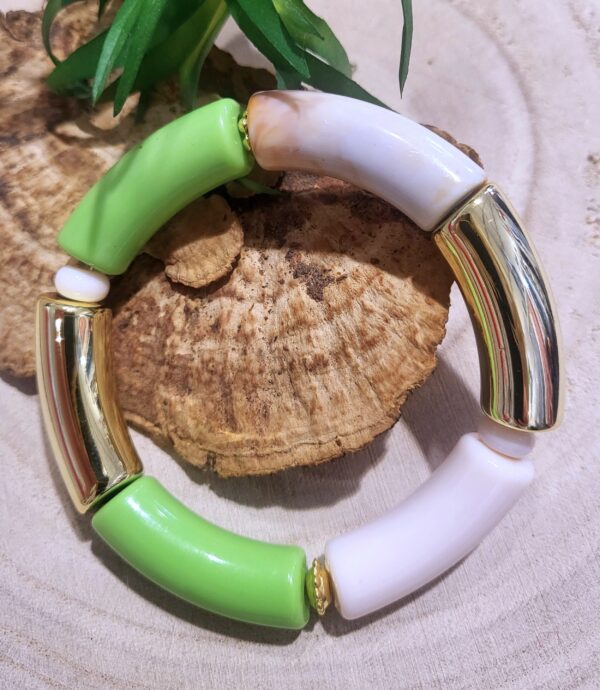 Bracelet en perles tubes incurvés marbré blanc et marron, vert et doré