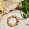 Bague en perles de bois naturel satiné