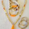 Sautoir perles bois naturel et orange avec pompon – Image 2