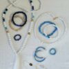 Sautoir perles bois blanc, bleu dur et turquoise avec pompon – Image 2