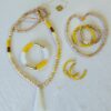 Sautoir perles bois naturel et jaune avec pompon – Image 2
