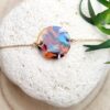 Bracelet en plaqué or avec médaille acrylique multicolore