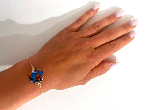 Bracelet en plaqué or avec médaille acrylique multicolore – Image 2